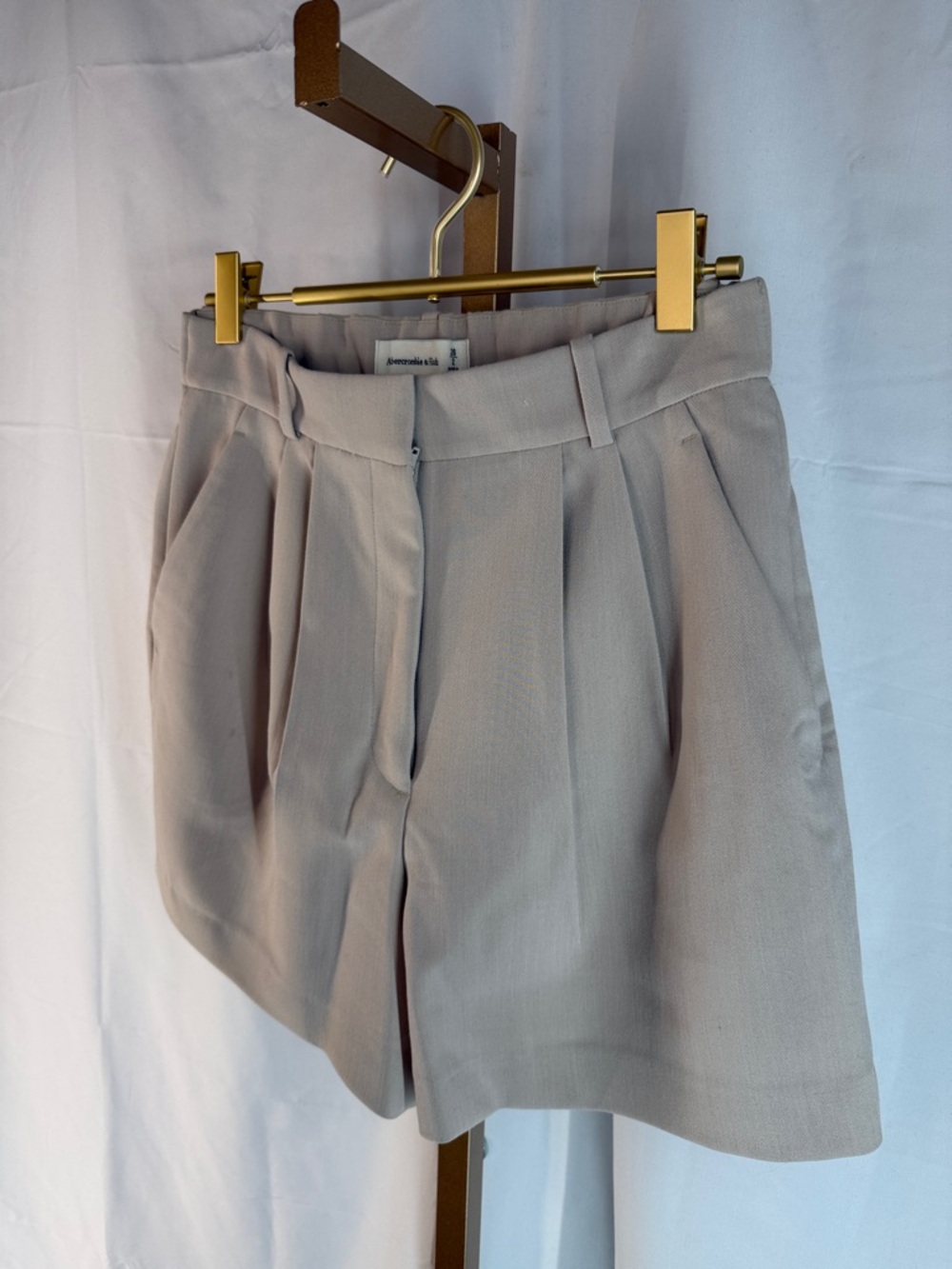 Abercrombie Curve Love A&F Sloane High Rise Tailored Shorts 4.5in - 2  26  Taupe - Picture 11 of 16
